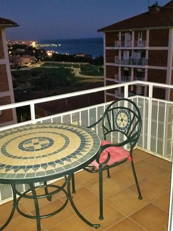 Helena Seaview & Beach-Apartment Монгат Экстерьер фото
